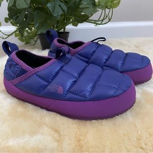 Cyber Monday Sale The North Face puffer slippers size 2 youth big kid